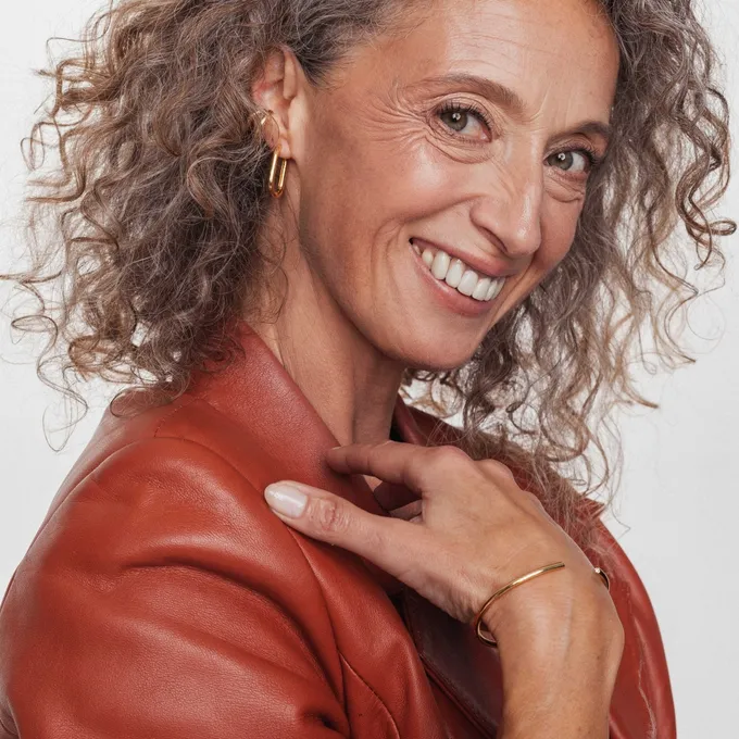 BRANSOLETKA SZTYWNA Z CYRKONIAMI; POZŁACANA