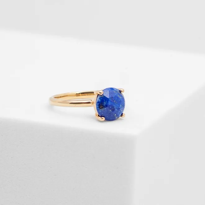 PIERŚCIONEK Z LAPIS LAZULI; SREBRNY POZŁACANY