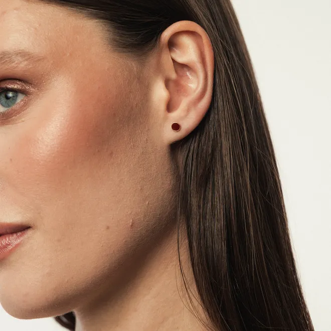 Kolczyk do piercingu typu labret; z emalią w kolorze terakoty, srebrny pozłacany
