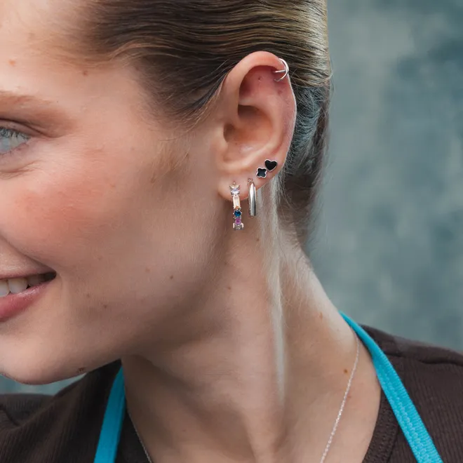 Kolczyk koniczynka z czarną emalią 7,9 mm; srebrny