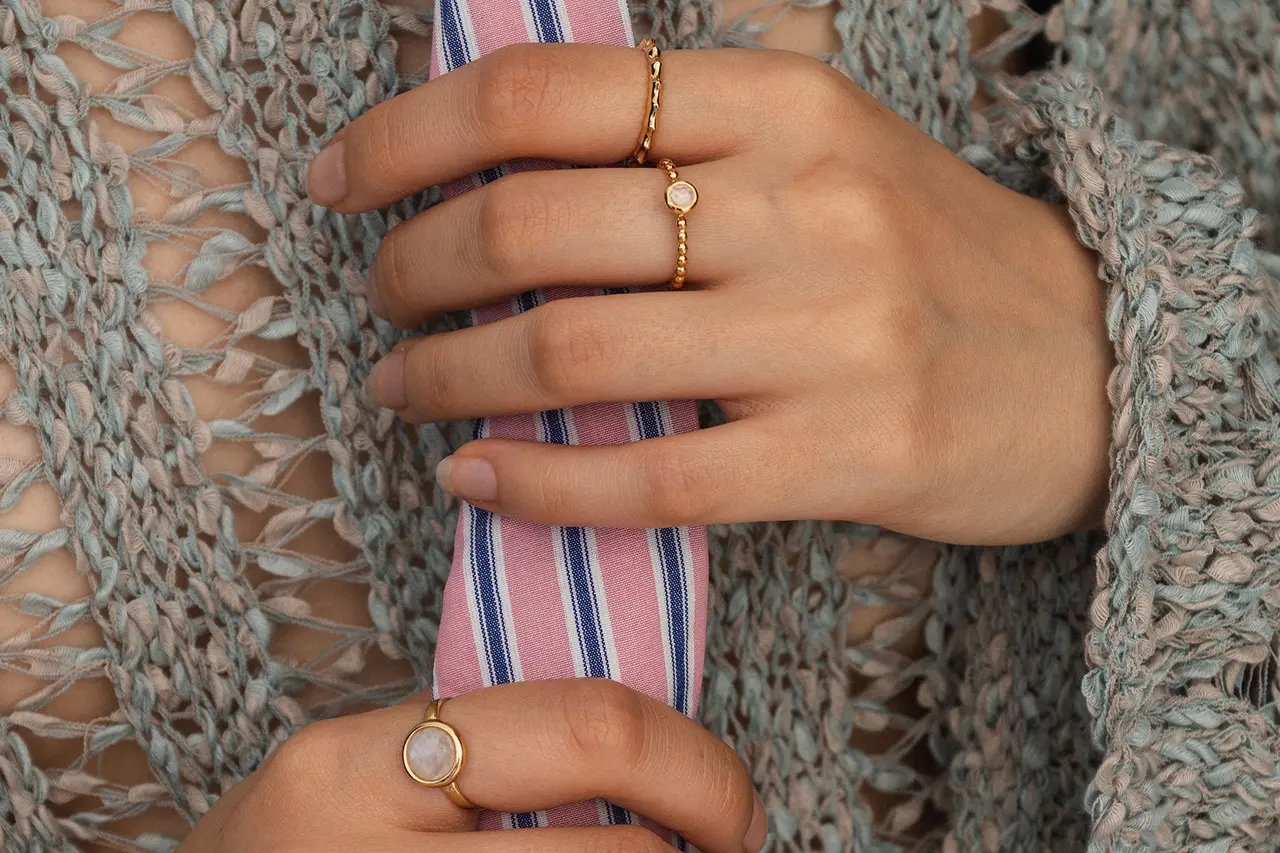 pierścionki na dłoni z kamieniami dla znaku wagi